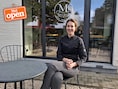 Michèle Verhulst op het terras van haar nieuwe zaak M’s Kitchen in Oelegem.