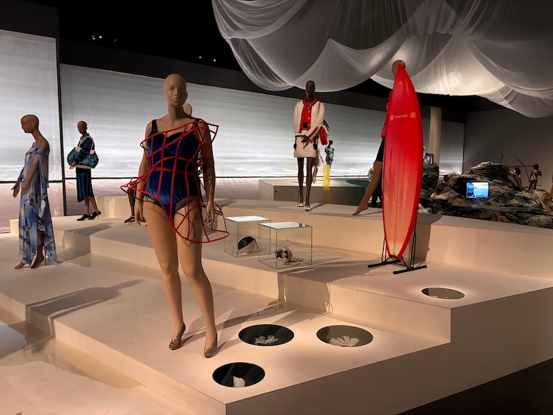 KIJK. En plots is BRUSK in Brugge omgetoverd tot modemuseum: expo ‘Hoogtij’ verrast en moet jonger publiek aantrekken