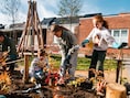 Leerlingen van Villa Kakelbont steken handen uit de mouwen voor groenere speelplaats