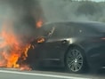 Porsche brandt uit op E17 in Waasmunster: bestuurder kan tijdig uitstappen