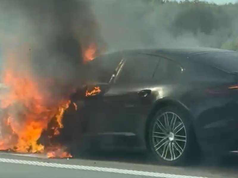 Porsche brandt uit op E17 in Waasmunster: bestuurder kan tijdig uitstappen
