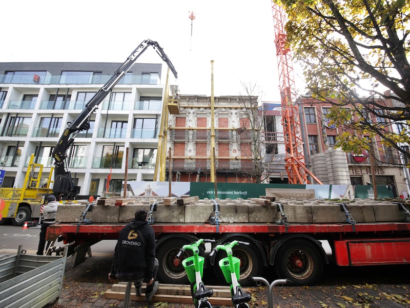Na jaren is gele steunconstructie aan historisch pand in Kortrijk eindelijk verdwenen: “Het was storend en duur”