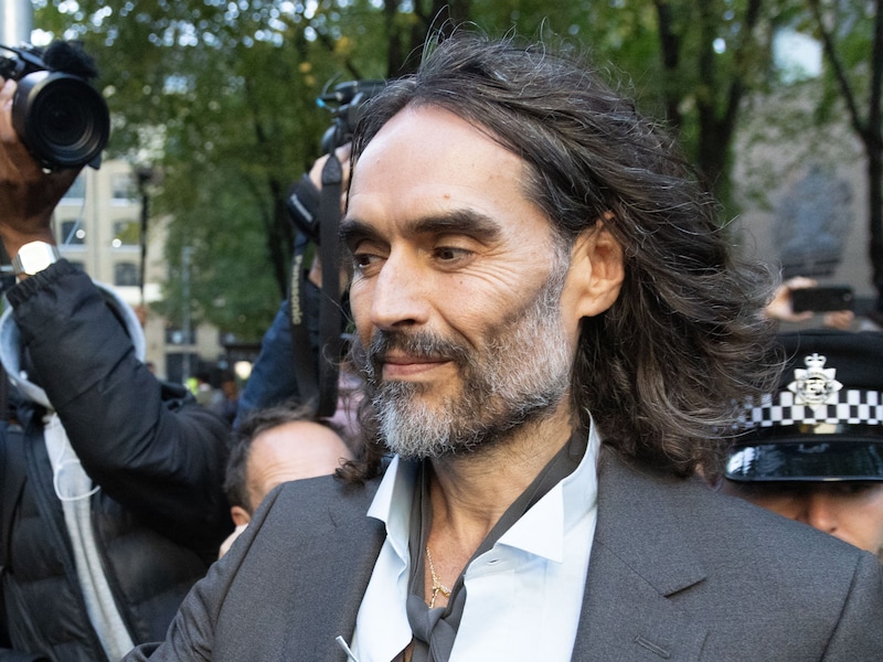 Russell Brand: “Ik kon niet één persoon overtuigen om voor mij te getuigen”