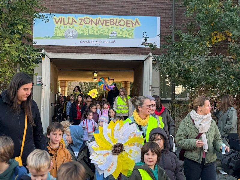 “Wij zijn Villa Zonnebloem!”: 200 leerlingen trekken al zingend en trommelend naar nieuwe schoolgebouw in Mechelen
