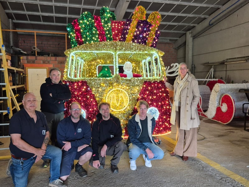 Middelkerke pakt uit met opvallende kerstbus vol gekleurde lichtjes: “We verwerkten er 500 meter aan lampjes en 40 meter glittertapijt in”