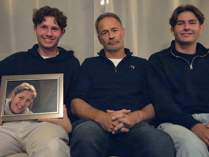 “We missen mama nog altijd, maar wij zijn een hecht trio geworden”: vader en twee zonen organiseren na 10 jaar opnieuw een muziekavond in LeCirQ