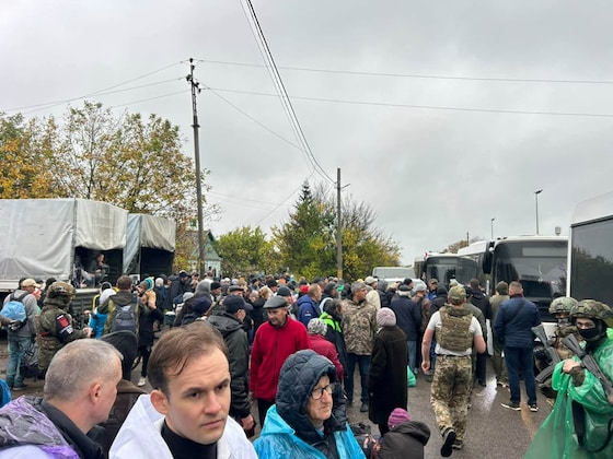 Beeld van de evacuatie van mensen uit de door Rusland bezette Oekraïense stad Olesjky.