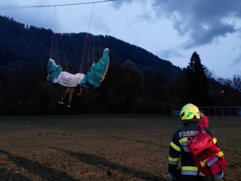 Duitse paraglider (73) botst tegen hoogspanningskabel in Oostenrijk en zet honderden gezinnen zonder stroom