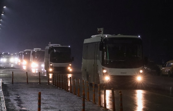 Beeld van de evacuatie van mensen uit de door Rusland bezette Oekraïense stad Olesjky.