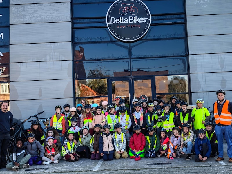 Deltabikes en ouderraad schenken 100 fietshelmen aan vijfdejaars van Sint-Pieter in Oostkamp