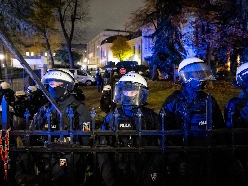 Hoofd Pools Grondwettelijk Hof geschorst, oproeragenten gaan gebouw binnen na protesten: president annuleert reis