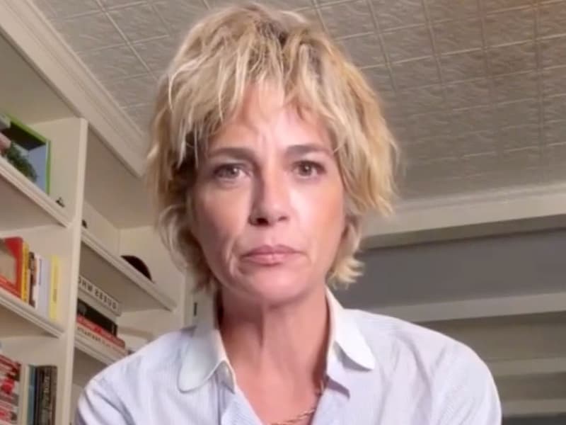Selma Blair spreekt voor het eerst na vliegtuigincident en arrestatie: “Het spijt me zo”