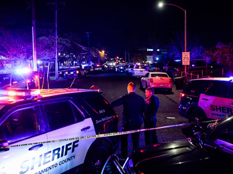 Getuigen hoorden “vijf harde knallen”: dode en zes gewonden bij schoten in halloweenwinkel in Californië