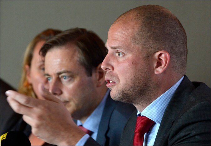 N-VA-Kamerlid Theo Francken (R) naast partijboegbeeld Bart De Wever.