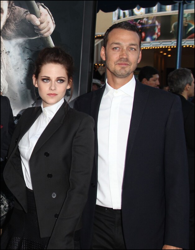 Kristen Stewart met Rupert Sanders op de première van 'Snow White and the Huntsman'.