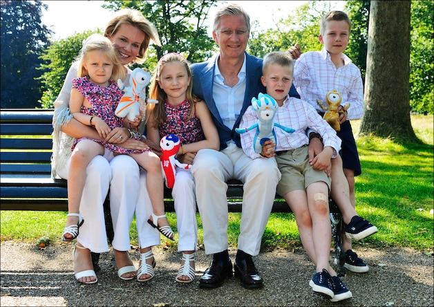 Prins Filip en prinses Mathilde met hun kroost: Elisabeth (10), Gabriël (8), Emmanuel (6) en Eléonore (4).