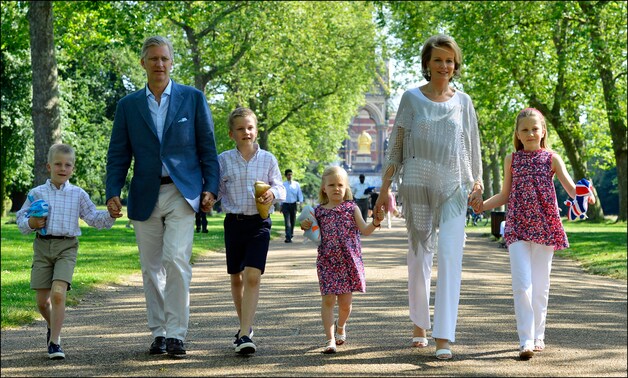 Filip en Mathilde samen met hun kinderen Emmanuel (6), Gabriel (8), Eléonore (4) en Elisabeth (10).
