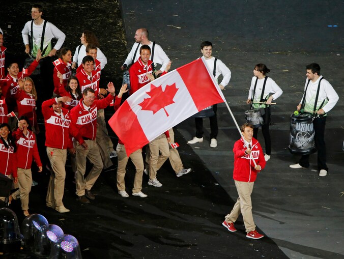 Whitfield mocht de Canadese vlag dragen tijdens de openingsceremonie van de Spelen.