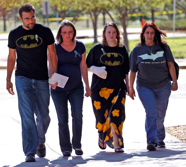 Mensen met een Batman-T-shirt woonden de zitting bij in Arapahoe.
