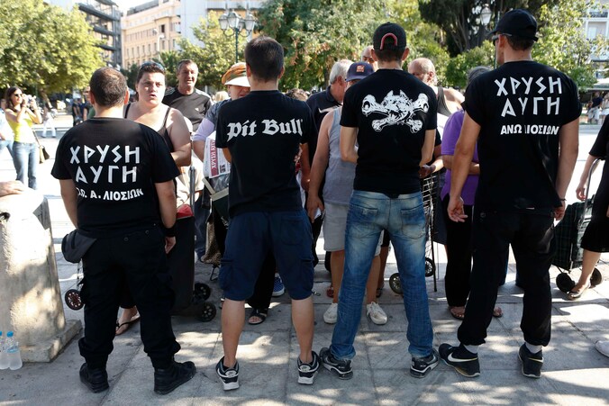 Leden van Gouden Dageraad tijdens een voedselbedeling in Athene. Enkel voor partijsympathisanten.