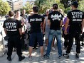Leden van Gouden Dageraad tijdens een voedselbedeling in Athene. Enkel voor partijsympathisanten.