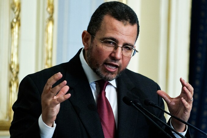 Oud-premier van Egypte Hicham Qandil tijdens een persconferentie in 2012.