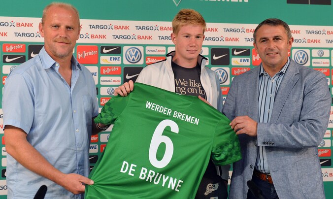 In augustus 2012 kon Klaus Allofs (r) als manager van Werder Bremen Kevin De Bruyne al eens presenteren. Links: toenmalige Werder-trainer Thomas Schaaf.
