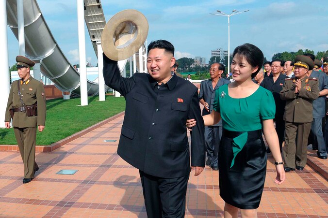 Kim Jong-Un met echtgenote Ri Sol-Ju.