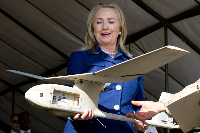 De Amerikaanse minister van Buitenlandse Zaken houdt een miniatuur-drone in haar handen.