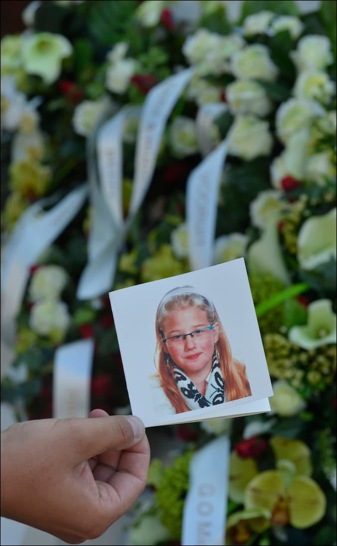 Het doodsprentje van de gedode Priscilla Sergeant (14).
