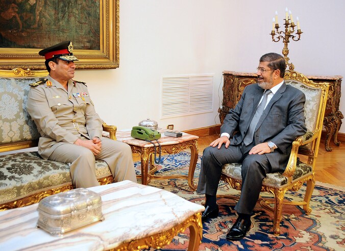Defensieminister Abdel Fattah al-Sisi op bezoek bij president Mursi.