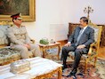 Defensieminister Abdel Fattah al-Sisi op bezoek bij president Mursi.
