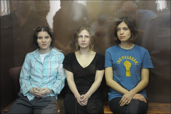 De drie leden van Pussy Riot werden tot twee jaar strafkamp veroordeeld wegens "hooliganisme ingegeven door godsdiensthaat".