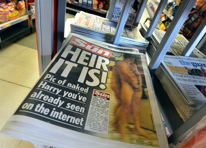 The Sun, de meest gelezen krant van Groot-Brittannië, heeft vrijdag toch de pikante naaktfoto's van prins Harry gepubliceerd, ondanks een waarschuwing van het Koninklijk Huis dat de publicatie een inbreuk is op de privacy van de 27-jarige prins.
