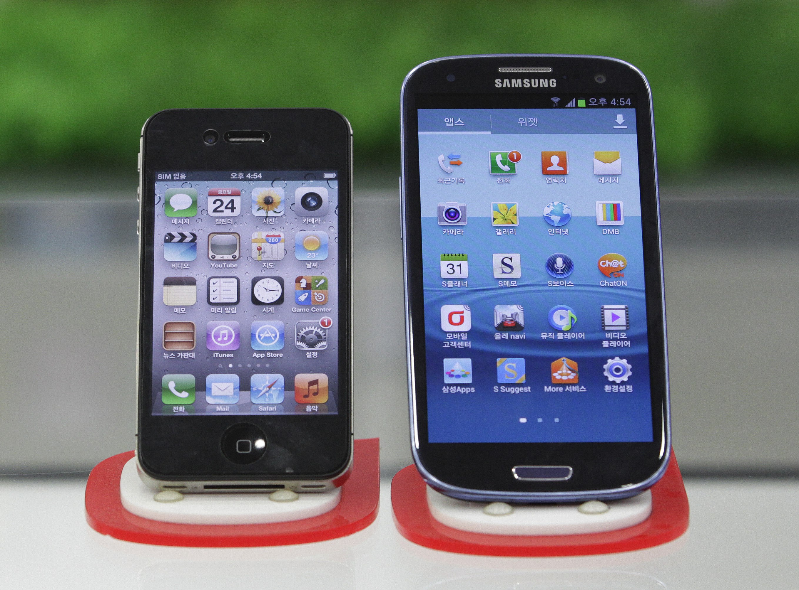 Een iPhone 4S en een Galaxy SIII.