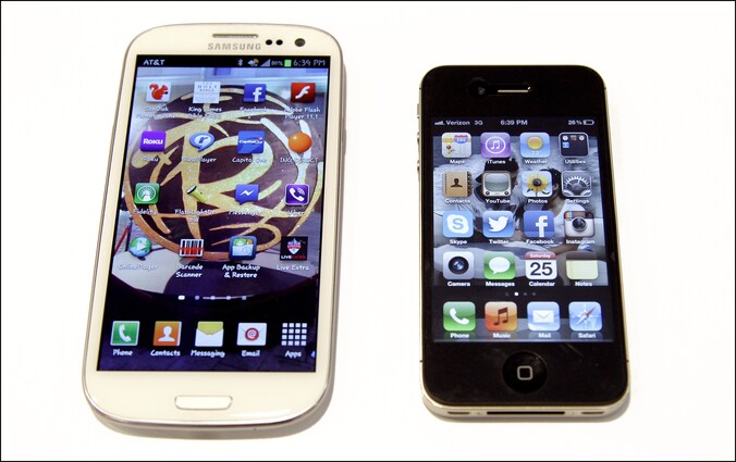 Een Samsung Galaxy S3 en een Apple iPhone.
