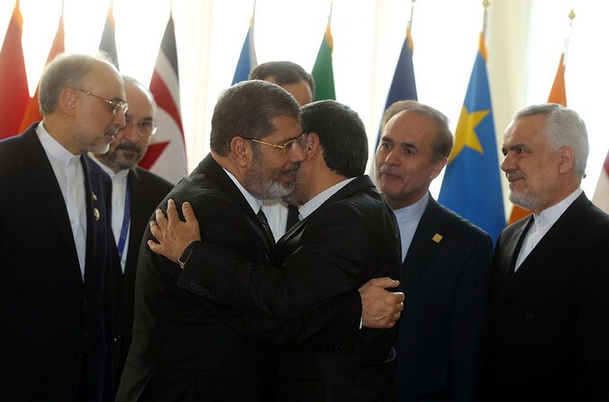 Mohamed Morsi (links) in een omhelzing met Iraans president Ahmadinejad.