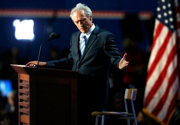 Clint Eastwood tijdens het bewuste stoelincident.