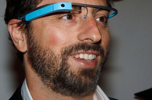 Sergej Brin, medestichter van Google, showt 'zijn' Google Glass.
