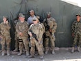 Amerikaanse en Afghaanse soldaten bij de gevangenis van Bagram in Afghanistan.