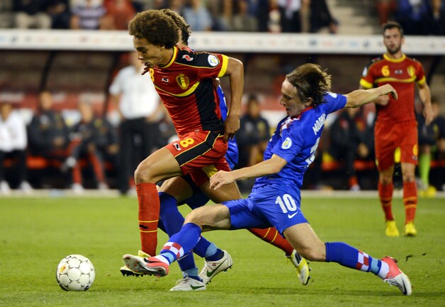 Modric, hier nog met lange manen, in duel met Witsel