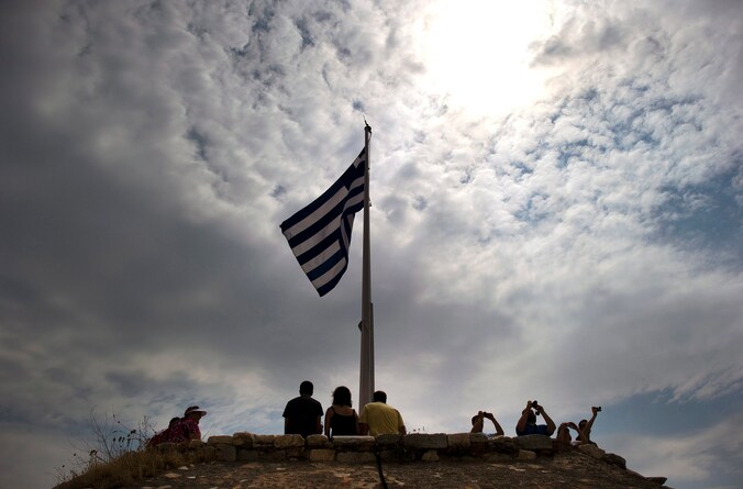 De Griekse vlag op de Akropolis in Athene.