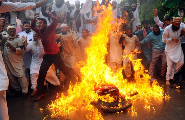 Bij de protesten in Pakistan liet één man het leven.