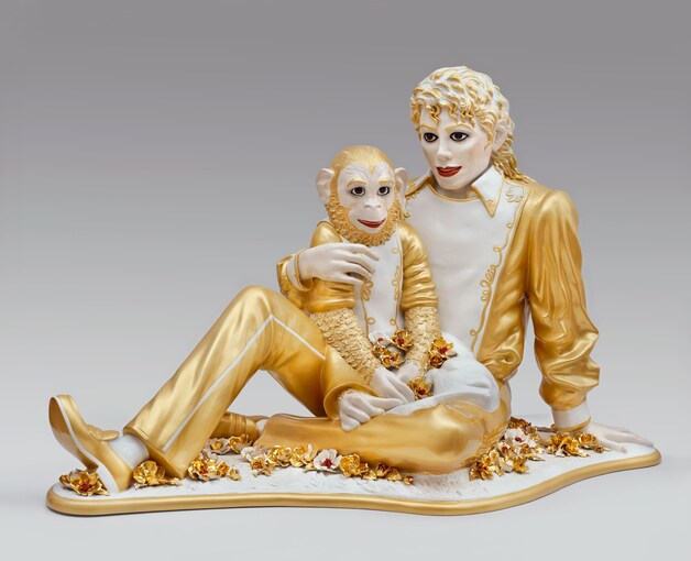 Een beeld van Michael en Bubbles tijdens een expositie in het Metropolitan Museum in New York, in 2012.