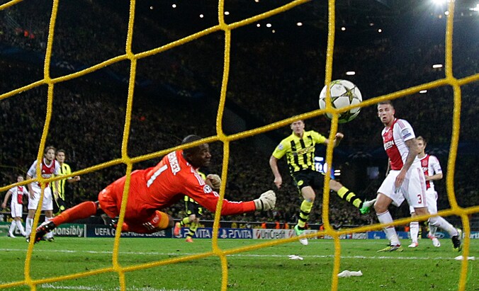 Robert Lewandowski knalt raak in de heenmatch.