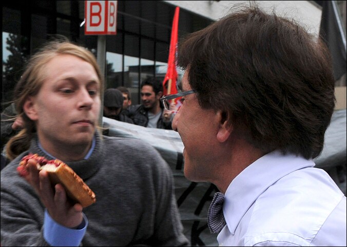 Premier Elio Di Rupo net voor de aanval.