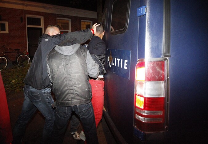 De politie van Haren pakt de relschoppers op.