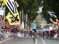 Fans zwaaien met leeuwenvlaggen wanneer Gilbert wereldkampioen wordt in Valkenburg. "Die mensen doen dat alleen maar om in beeld te komen."