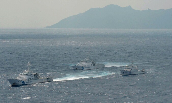 Een Chinees schip (rechts) vaart naast de Japanse Kustwacht nabij de Shenkaku-eilanden.