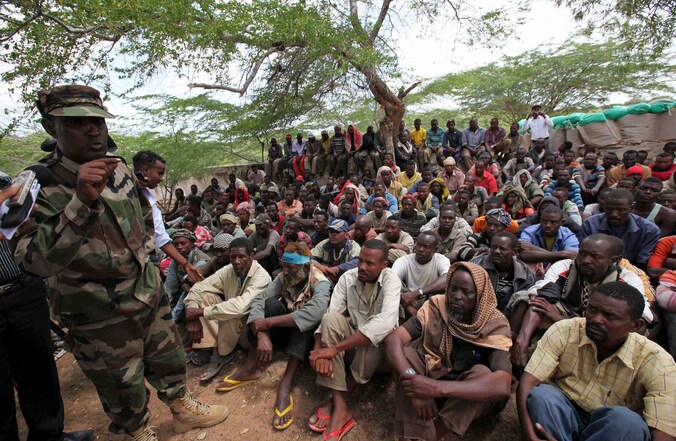 Leden van al-shabaab luisteren orders van het Somalische leger